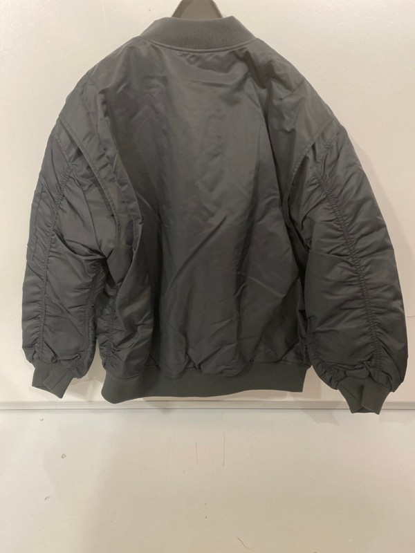 Lot 357  
            Nottingham SR7 – Delivery Only 

                
TOPSHOP BLACK BOMBER JACKET SIZE: S