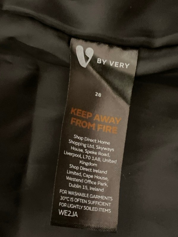 Lot 372  
            Nottingham SR7 – Delivery Only 

                
V BY VERY BLACK COAT SIZE:28 - Image 3