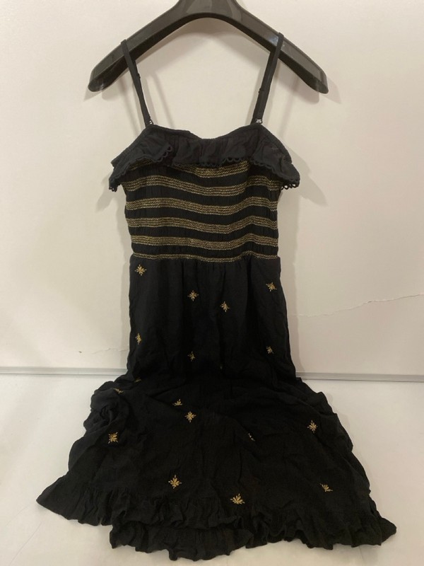 Lot 374  
            Nottingham SR7 – Delivery Only 

                
MONSOON BLAIR EMBROIDED FRILL MIDI DRESS SIZE:M