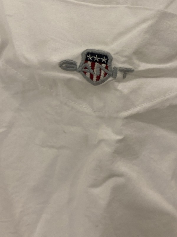 Lot 375  
            Nottingham SR7 – Delivery Only 

                
MEN'S GANT REGULAR CLASSIC POPLIN WHITE SHIRT SIZE: XXL