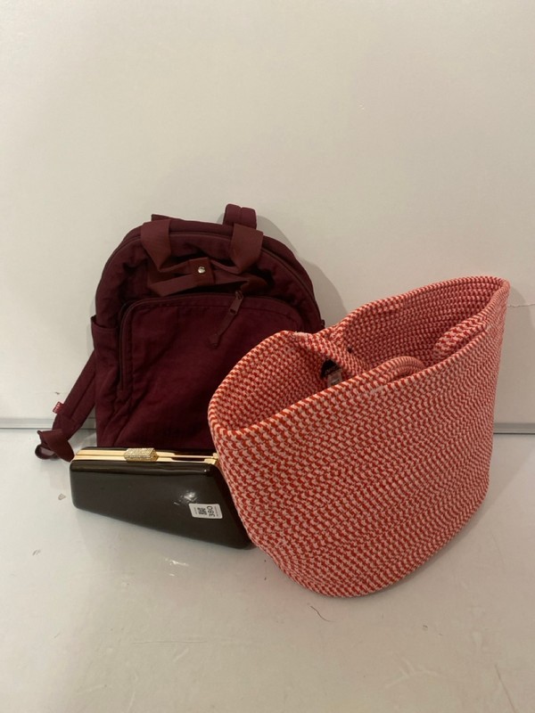 Lot 380  
            Nottingham SR7 – Delivery Only 

                
QTY OF BAGS INC WOMENS PURSE/CLUTCH BAG