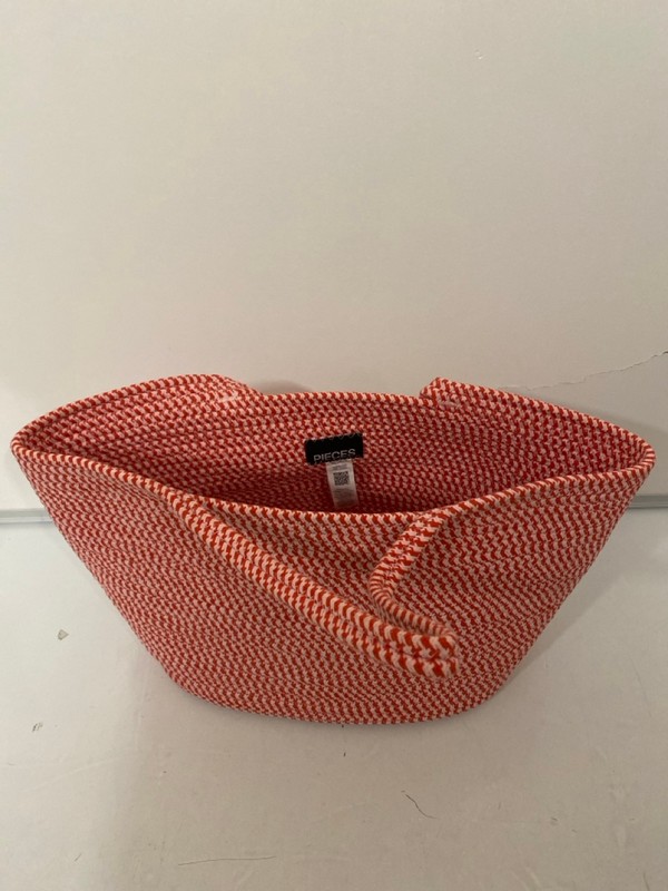 Lot 380  
            Nottingham SR7 – Delivery Only 

                
QTY OF BAGS INC WOMENS PURSE/CLUTCH BAG - Image 3