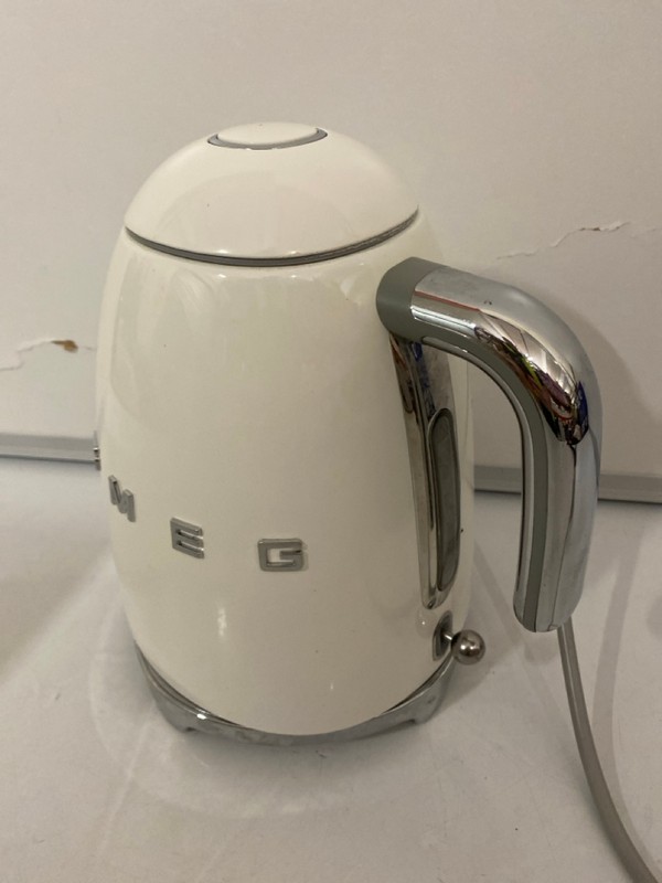 Lot 381  
            Nottingham SR7 – Delivery Only 

                
SMEG WHITE JUG KETTLE - Image 4