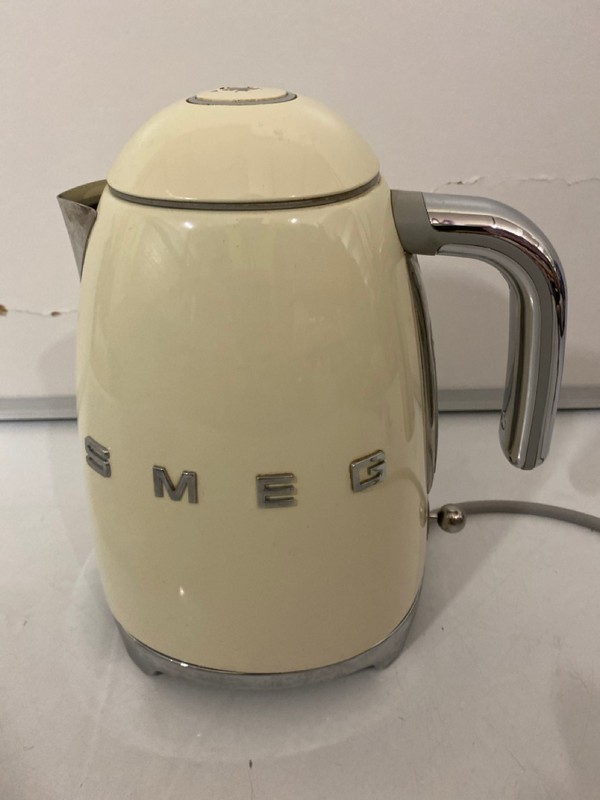 Lot 382  
            Nottingham SR7 – Delivery Only 

                
SMEG CREAM JUG KETTLE