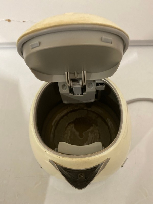 Lot 382  
            Nottingham SR7 – Delivery Only 

                
SMEG CREAM JUG KETTLE