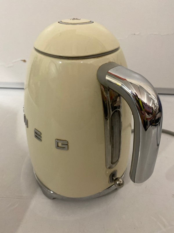 Lot 382  
            Nottingham SR7 – Delivery Only 

                
SMEG CREAM JUG KETTLE