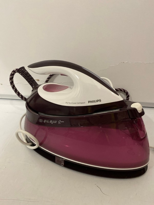 Lot 390  
            Nottingham SR7 – Delivery Only 

                
PHILIPS PERFECT CARE COMPACT STEAM IRON - Image 3