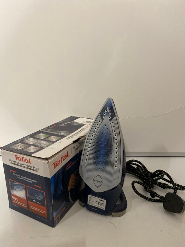 Lot 396  
            Nottingham SR7 – Delivery Only 

                
2 X TEFAL ULTRAGLIDE ANTI-CALC PLUS STEAM IRONS