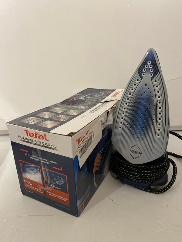 Lot 396  
            Nottingham SR7 – Delivery Only 

                
2 X TEFAL ULTRAGLIDE ANTI-CALC PLUS STEAM IRONS