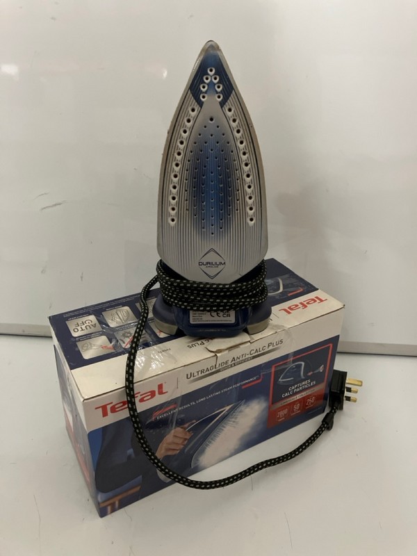 Lot 402  
            Nottingham SR7 – Delivery Only 

                
2 X TEFAL ULTRAGLIDE ANTI-CALC PLUS STEAM IRONS