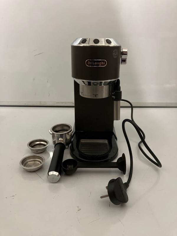 Lot 412  
            Nottingham SR7 – Delivery Only 

                
DELONGHI COFFEE MACHINE MODEL: EC685.BK