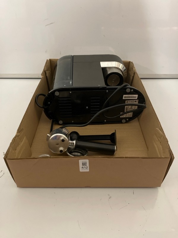 Lot 412  
            Nottingham SR7 – Delivery Only 

                
DELONGHI COFFEE MACHINE MODEL: EC685.BK - Image 4