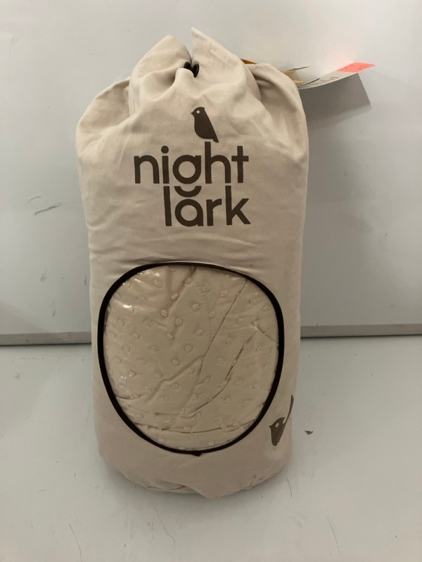 Lot 433  
            Nottingham SR7 – Delivery Only 

                
NIGHT LARK DOUBLE 4.5 TOG SUMMER COVERLESS DUVET