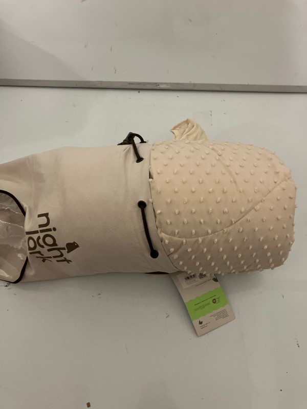 Lot 433  
            Nottingham SR7 – Delivery Only 

                
NIGHT LARK DOUBLE 4.5 TOG SUMMER COVERLESS DUVET - Image 3