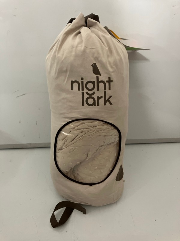 Lot 433  
            Nottingham SR7 – Delivery Only 

                
NIGHT LARK DOUBLE 4.5 TOG SUMMER COVERLESS DUVET - Image 4