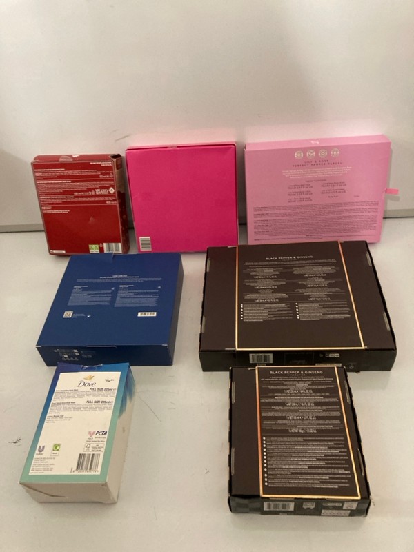 Lot 470  
            Nottingham SR7 – Delivery Only 

                
QTY OF GIFT SETS INC OLD SPICE FOR THE LEGEND - Image 4