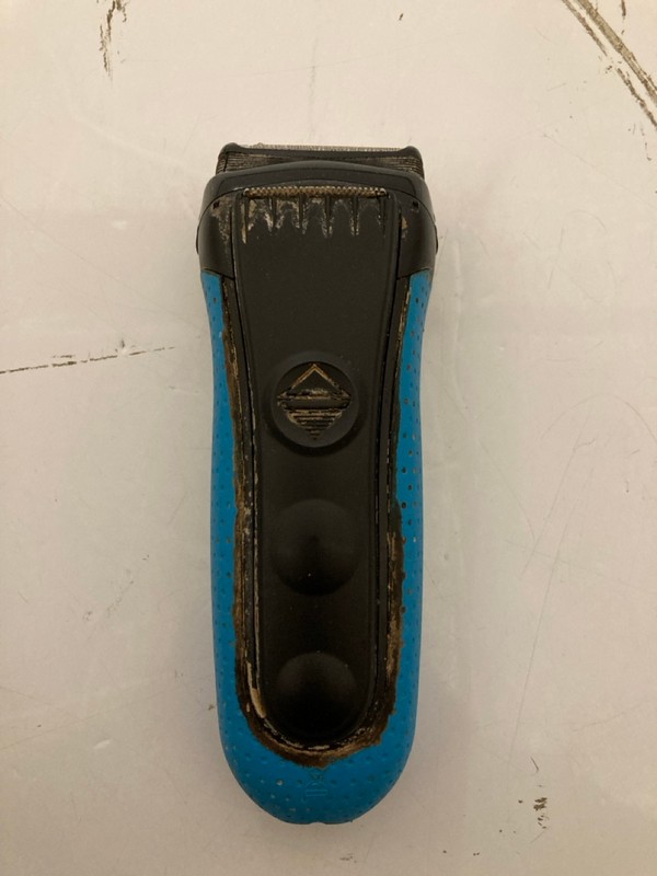 Lot 55  
            Nottingham SR7 – Delivery Only 

                
2 X MEN'S SHAVERS INC GILLETTE I5 TRIMMER