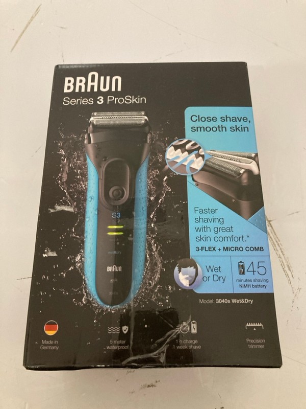 Lot 55  
            Nottingham SR7 – Delivery Only 

                
2 X MEN'S SHAVERS INC GILLETTE I5 TRIMMER