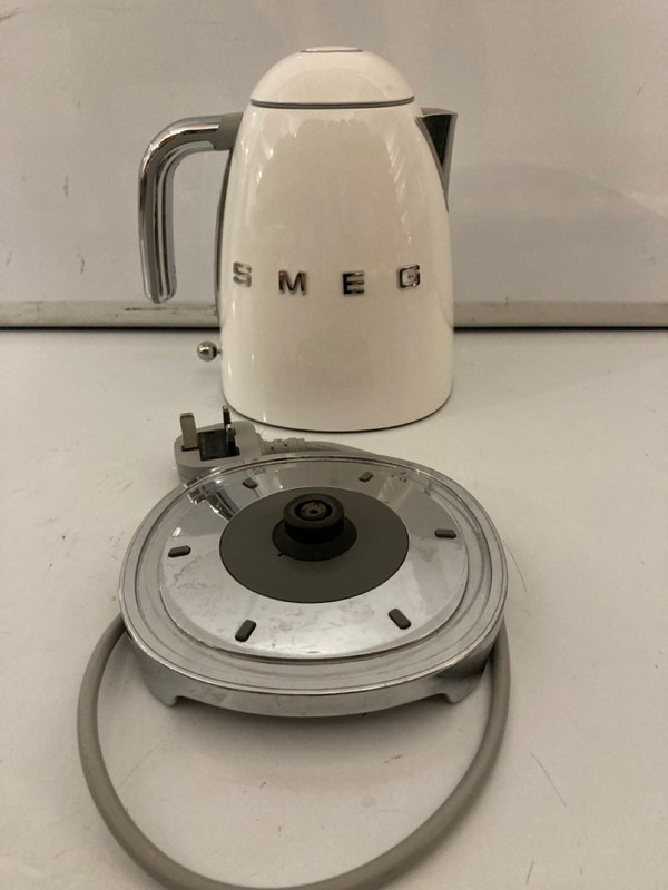 Lot 98  
            Nottingham SR7 – Delivery Only 

                
SMEG WHITE KETTLE MODEL: KLF03CRUK