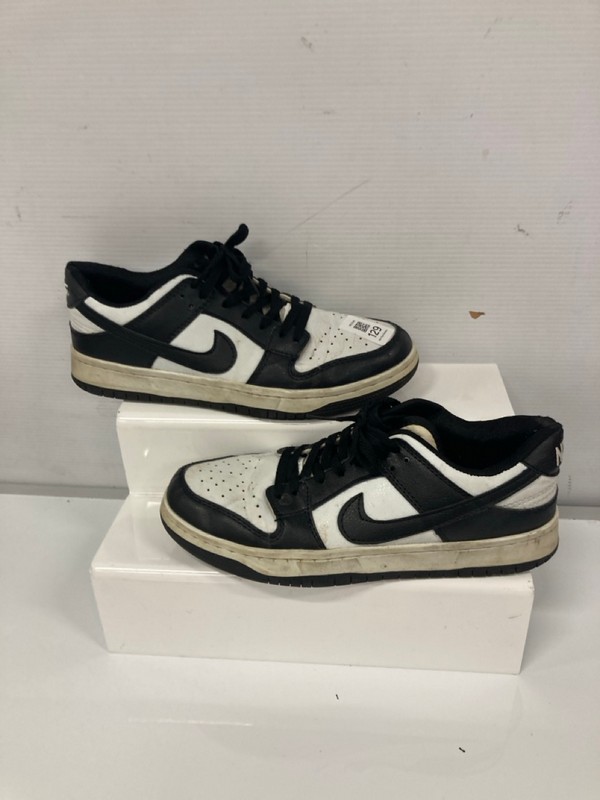Lot 129  
            Nottingham SR9 - Delivery Only 

                
NIKE PANDA TRAINERS UK SIZE 7.5