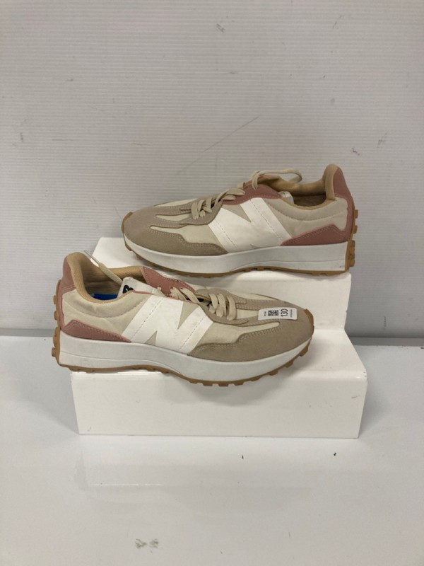 Lot 130  
            Nottingham SR9 - Delivery Only 

                
NEW BALANCE TRAINERS UK SIZE 39