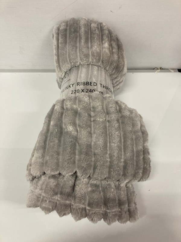 Lot 131  
            Nottingham SR9 - Delivery Only 

                
CHUNKY RIBBED 220  240CM THROW