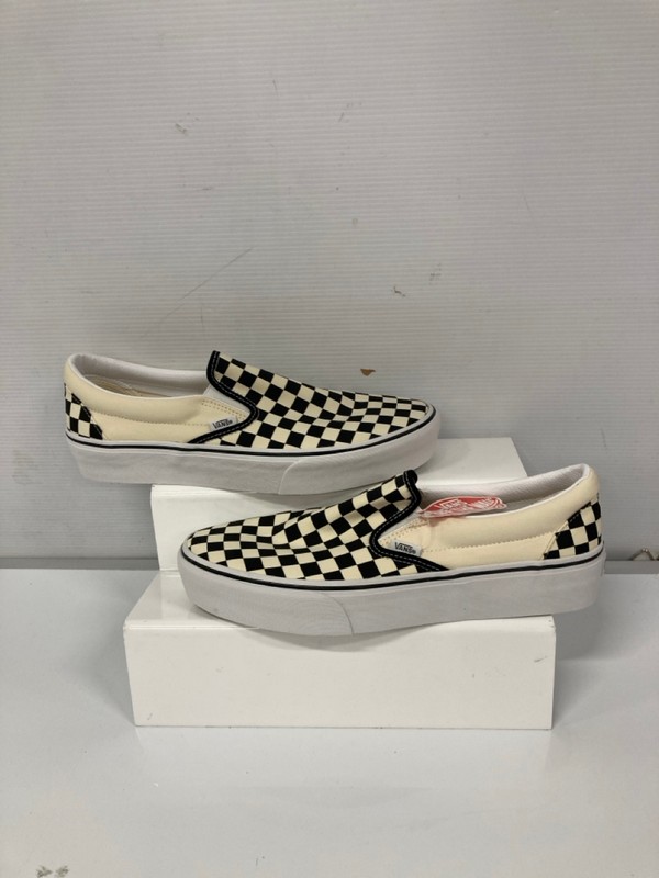 Lot 163  
            Nottingham SR9 - Delivery Only 

                
VANS CLASSIC SLIP-ON P BLACK/WHITE CHECKERBOARD CANVAS TRAINER UK SIZE 11