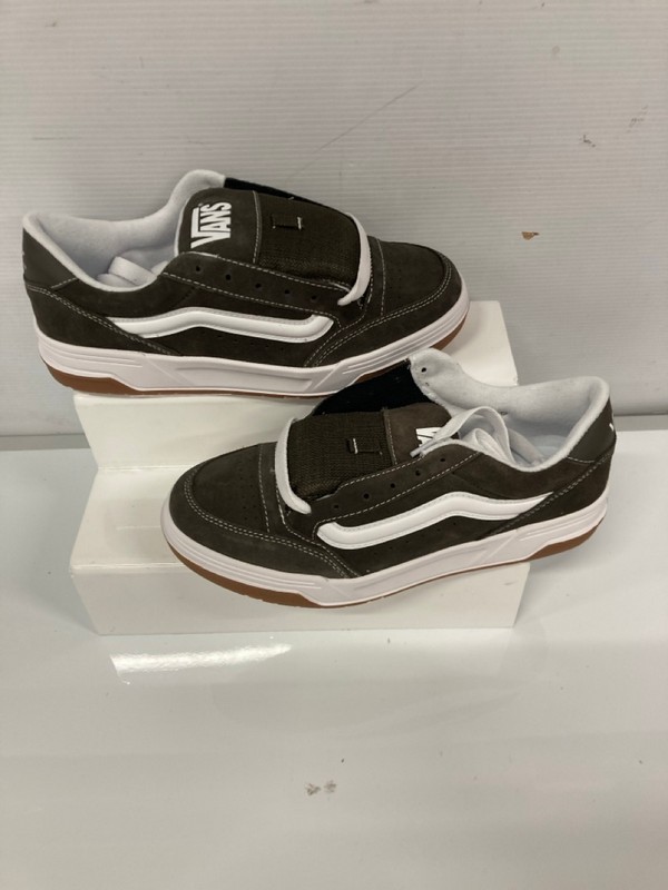 Lot 169  
            Nottingham SR9 - Delivery Only 

                
VANS HYLANE SUEDE BROWN CANVAS TRAINERS UK SIZE 8