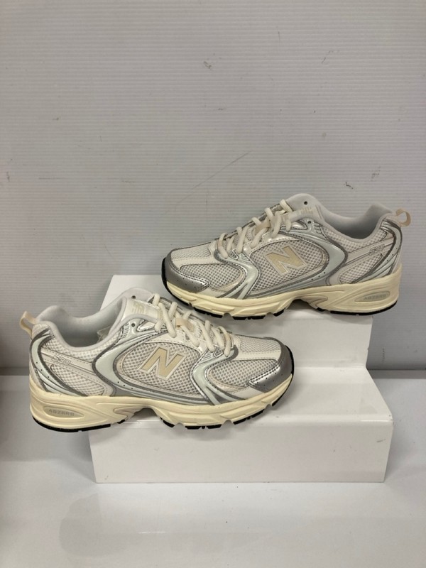 Lot 175  
            Nottingham SR9 - Delivery Only 

                
NEW BALANCE 530 GREY TRAINERS UK SIZE 5