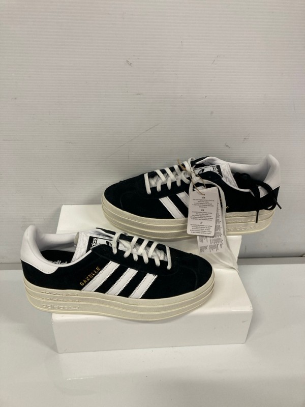 Lot 177  
            Nottingham SR9 - Delivery Only 

                
WOMENS ADIDAS GAZELLE BOLD BLACK/WHITE TRAINERS UK SIZE 8