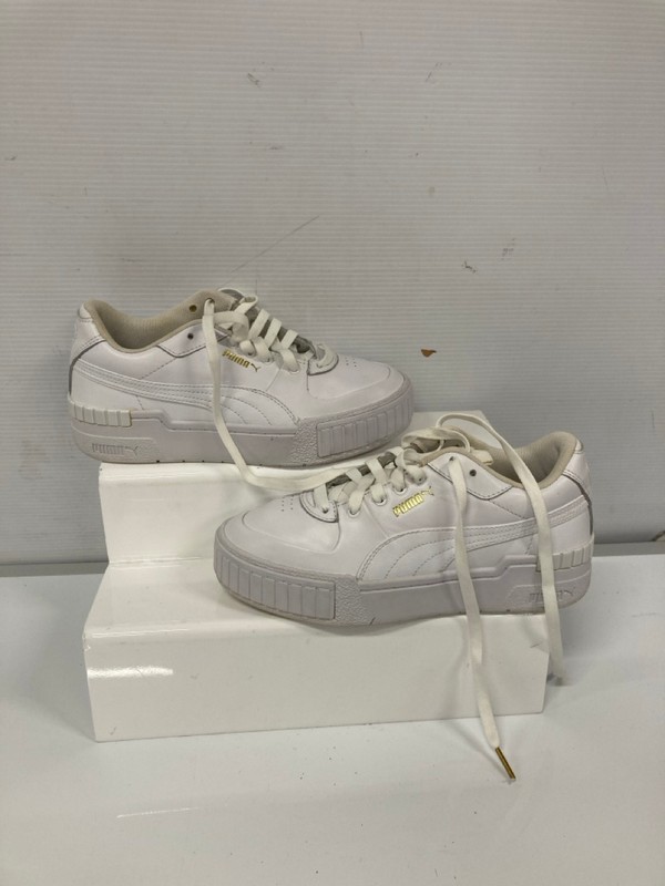 Lot 178  
            Nottingham SR9 - Delivery Only 

                
PUMA CALI SPORT WHITE TRAINERS UK SIZE 4.5