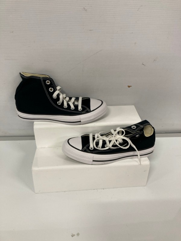 Lot 186  
            Nottingham SR9 - Delivery Only 

                
CONVERSE ALL STARS BLACK/WHITE HIGH TOP TRAINERS UK SIZE 4