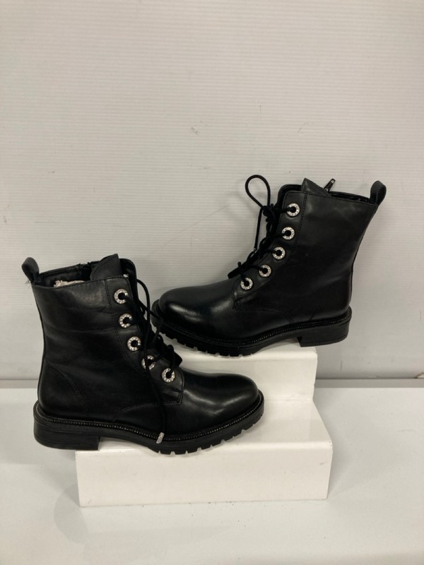Lot 188  
            Nottingham SR9 - Delivery Only 

                
WOMENS BLACK LEATHER JEWEL EYELET CLEATED BOOTS UK SIZE 6