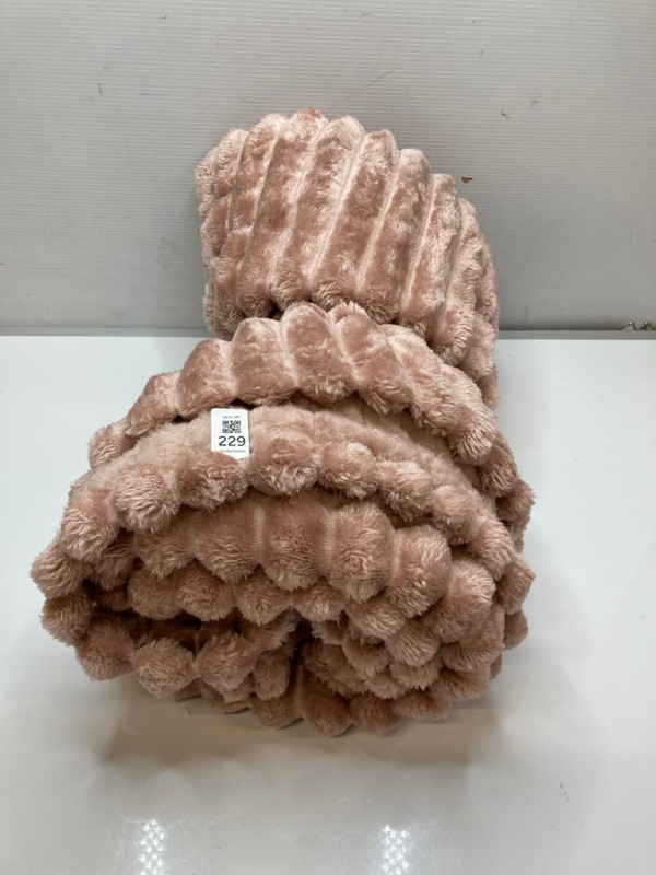 Lot 229  
            Nottingham SR9 - Delivery Only 

                
PINK CHUNKY RIBBED THROW