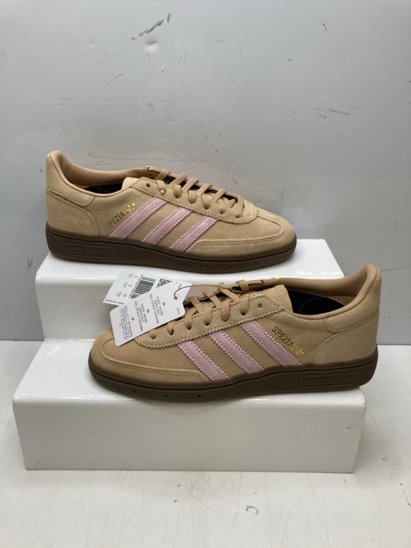 Lot 251  
            Nottingham SR9 - Delivery Only 

                
WOMENS ADIDAS HANDBALL SPEZIAL BEIGE UKM SIZE 5