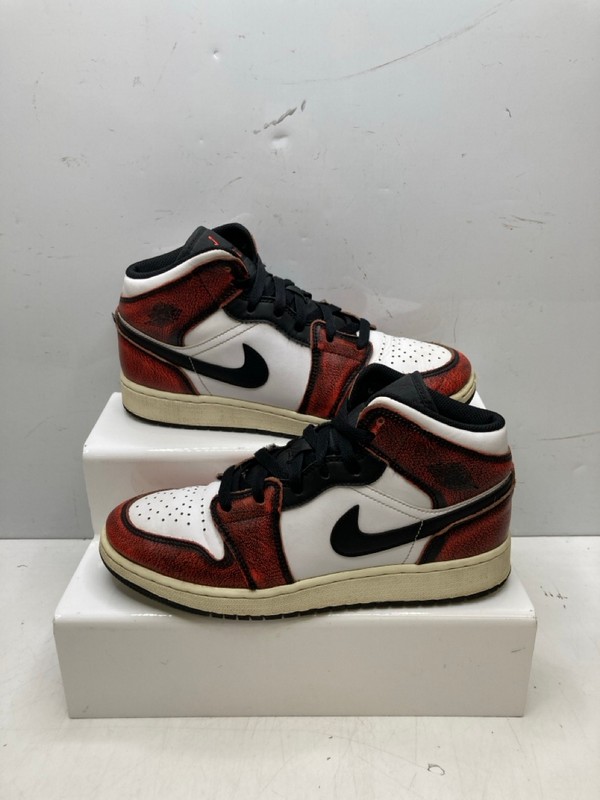 Lot 262  
            Nottingham SR9 - Delivery Only 

                
KIDS NIKE AIR JORDAN 1 MID SE RED/BLACK TRAINERS UK SIZE 6