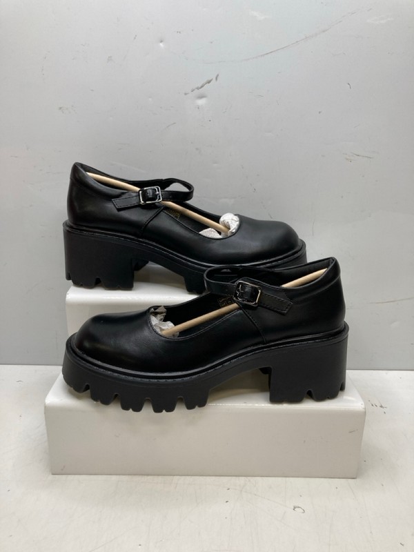 Lot 263  
            Nottingham SR9 - Delivery Only 

                
WOMENS BLACK LEATHER SHOES UK SIZE 6.5