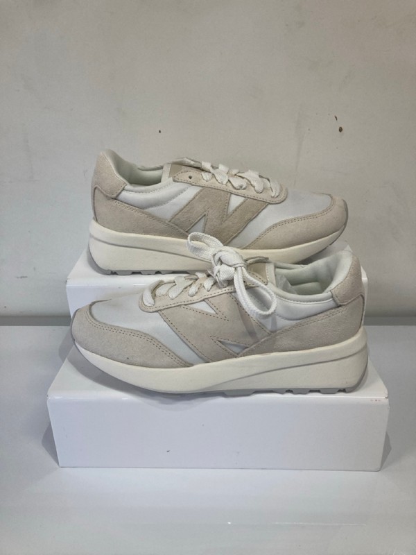 Lot 293  
            Nottingham SR9 - Delivery Only 

                
NEW BALANCE 370 WHITE/CREAM TRAINERS UK SIZE 5.5