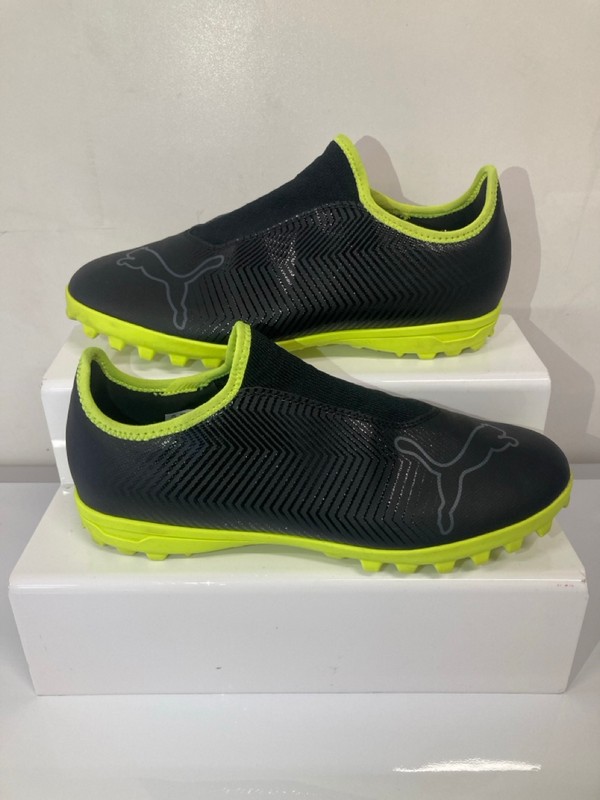 Lot 299  
            Nottingham SR9 - Delivery Only 

                
PUMA LACELESS BLACK/YELLOW ASTRO BOOTS UK SIZE 7.5