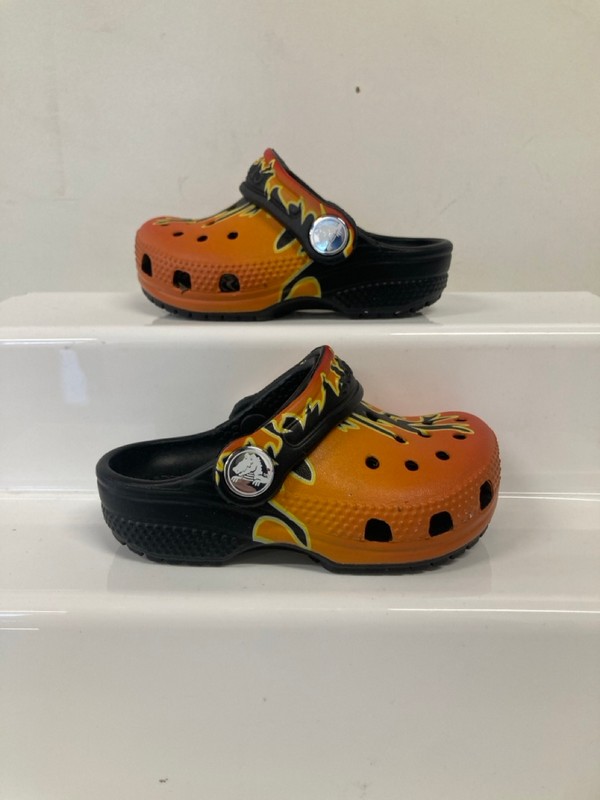 Lot 302  
            Nottingham SR9 - Delivery Only 

                
KIDS ORANGE/BLACK CROCS UK SIZE 5