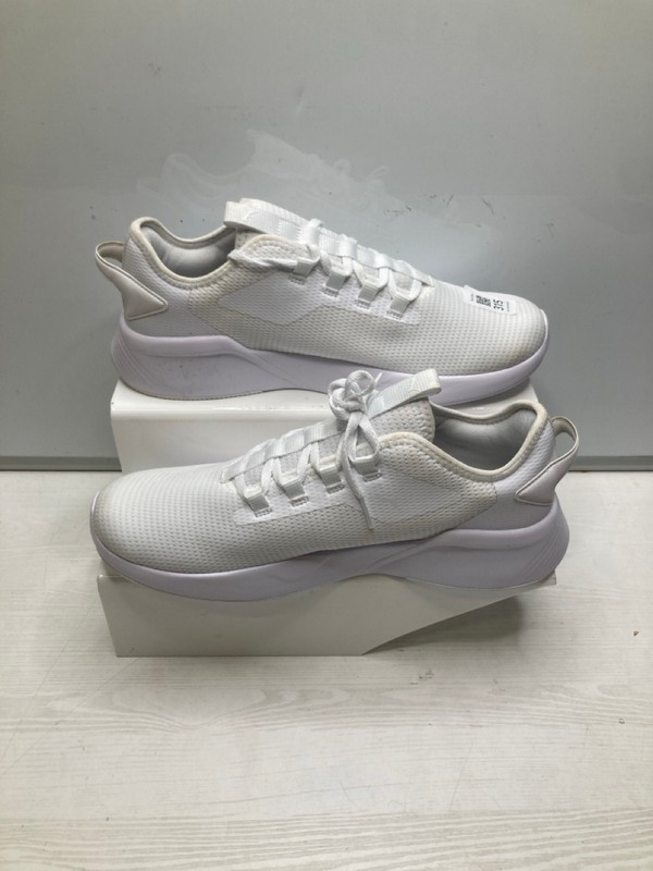 Lot 315  
            Nottingham SR9 - Delivery Only 

                
PUMA WHITE TRAINERS UK SIZE 9