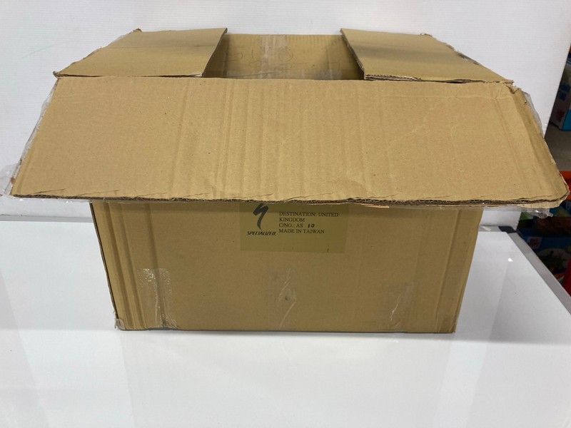 Lot 32  
            Nottingham SR9 - Delivery Only 

                
QTY OF CYCLING ITEMS INC CHILL ZONE SPRAY