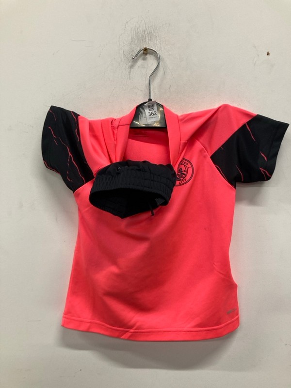 Lot 362  
            Nottingham SR9 - Delivery Only 

                
KIDS PUMA MANCHESTER CITY PINK TRAINING TOP UK SIZE 5-6 YEARS