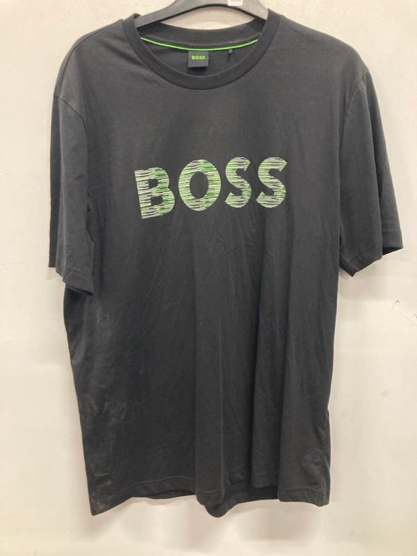 Lot 364  
            Nottingham SR9 - Delivery Only 

                
HUGO BOSS NAVY/GREEN LOGO T-SHIRT UK SIZE XL
