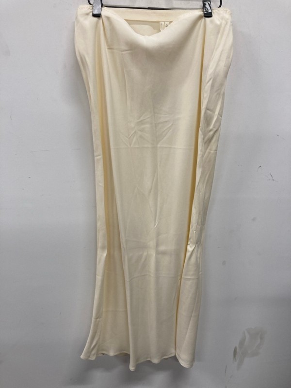 Lot 414  
            Nottingham SR9 - Delivery Only 

                
WOMENS CREAM LONG SKIRT UK SIZE 16