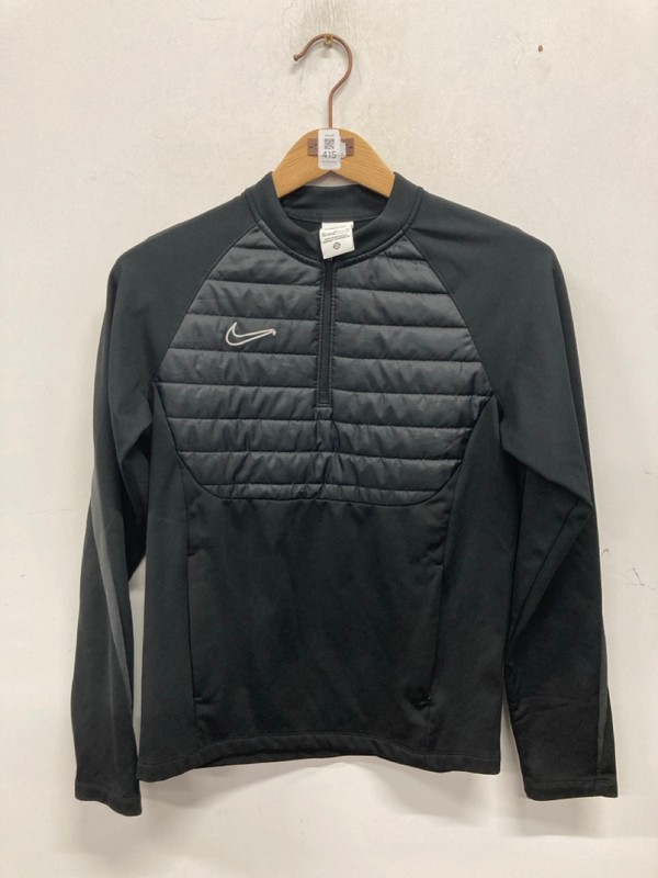 Lot 415  
            Nottingham SR9 - Delivery Only 

                
NIKE BLACK LOGO 1/4 ZIP THERMA-FIT JACKET UK SIZE XL