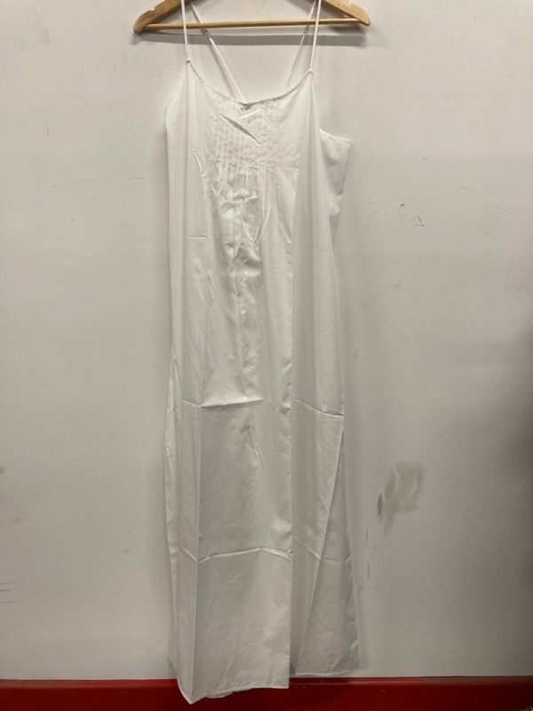 Lot 421  
            Nottingham SR9 - Delivery Only 

                
WOMENS WHITE LONG DRESS UK SIZE L