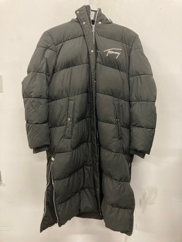 Lot 463  
            Nottingham SR9 - Delivery Only 

                
TOMMY JEANS BLACK PUFFER TRENCH COAT UK SIZE L