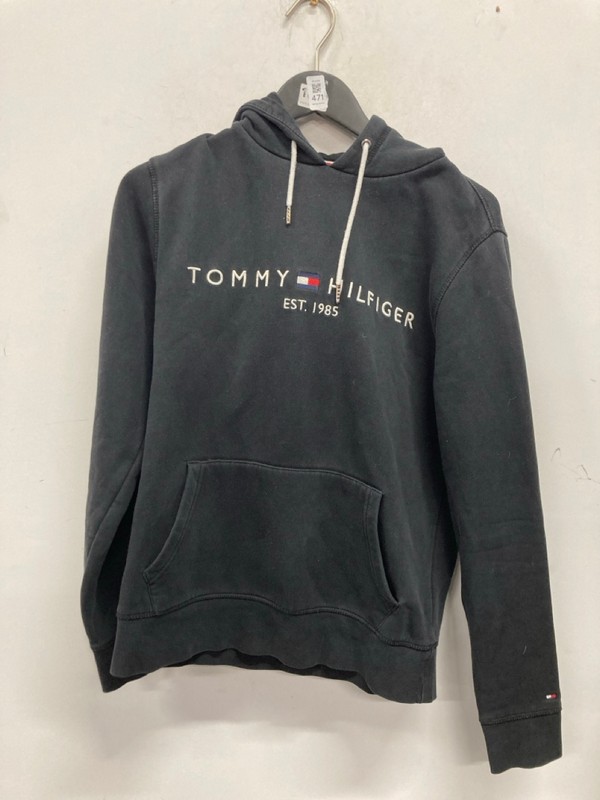 Lot 471  
            Nottingham SR9 - Delivery Only 

                
TOMMY HILFIGER BLACK LOGO PULLOVER HOODIE UK SIZE M