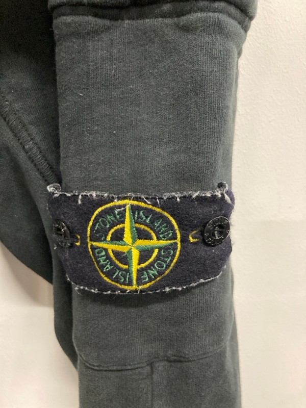 Lot 475  
            Nottingham SR9 - Delivery Only 

                
STONE ISLAND BLACK CUFFED JOGGERS UK SIZE UNKNOWN - Image 4